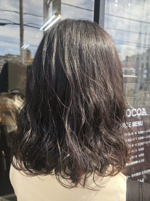 ミディアムヘアで毛先中心に緩いパーマが人気です 千里丘 美容室chocoa チョコア 摂津市